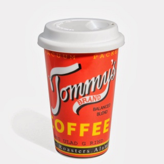 Cestovné porcelánový hrnček s viečkom - Tommy 's COFFEE