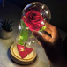 Svietiace ruže v sklenenej váze